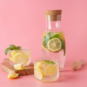 Lemoniada z herbatą na upalne dni. Przepisy na orzeźwiające napoje