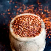 Jak uprawia się herbatę rooibos? Właściwości, parzenie. Czym różnią się rooibos czerwony i zielony?