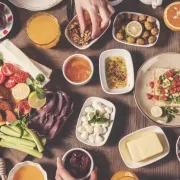 Food pairing z herbatą - do czego pasuje herbata zielona, czarna, biała, oolong? Podpowiedzi