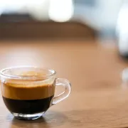 Poradnik dla początkujących: jak parzyć idealne espresso bez młynka do kawy?