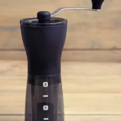 Hario Mini Mill Slim Plus - zdjęcie na tle