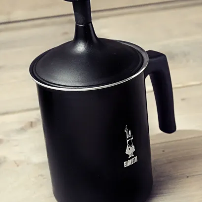 Bialetti Tuttocrema Montalatte spieniacz do mleka czarny 330 ml - zdjęcie 2