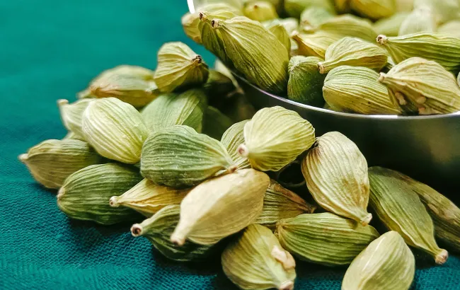 Herbata po pakistańsku z mlekiem i kardamonem - przepisy na kadak chai i kashmiri chai