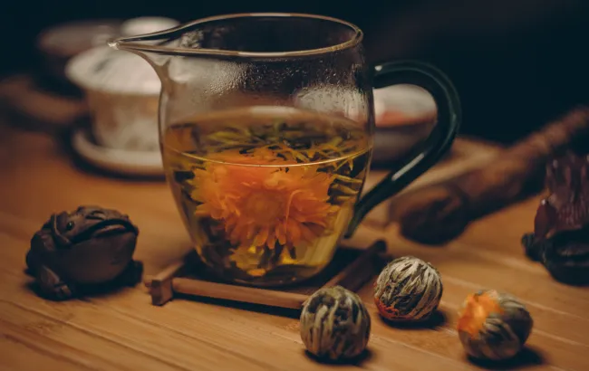 Herbata kwitnąca w kulce - czym jest i jak parzyć lychee ball i podobne herbaty?