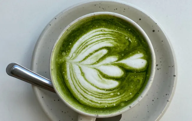 Miętowa matcha latte. Jak urozmaicić smak klasycznej matchy? Przepis
