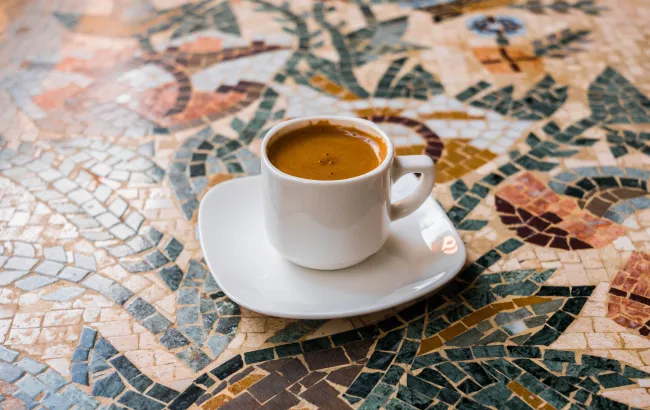 Espresso - mała czarna, która podbija serca miłośników kawy