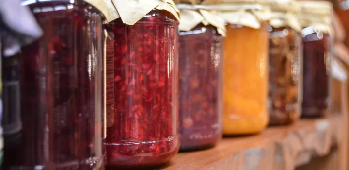 Syrop do herbaty - przepisy na domowy syrop z malin, czarnego bzu, cytryny, pomarańczy i imbiru